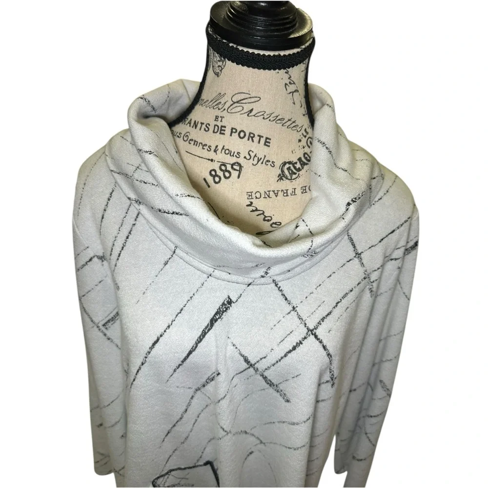 Ali Miles Geometric Artsy Tunic Top
